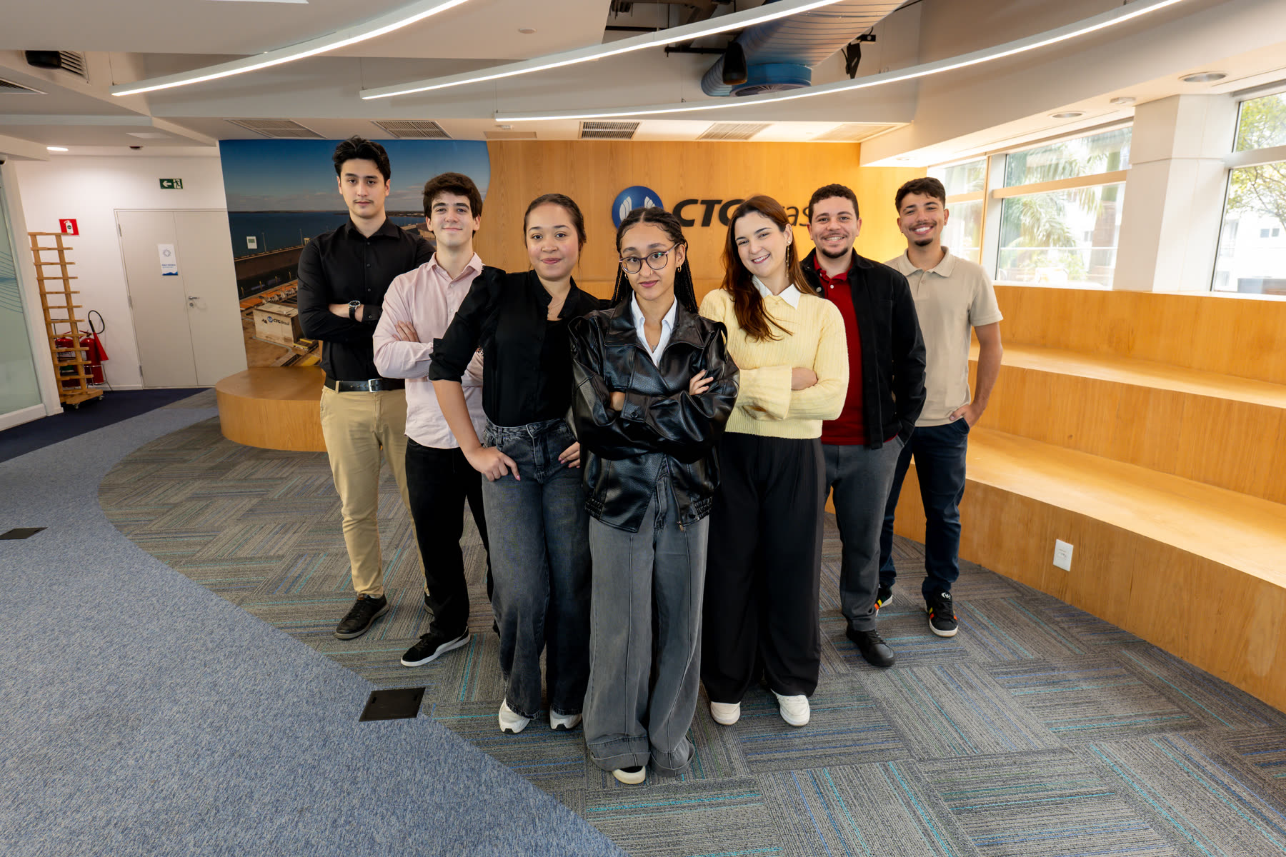 Turma de estagiários da CTG Brasil reunida na sede da empresa